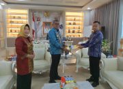 Aswido Terima SK Plt Kepala Dinas Perpustakaan dan Kearsipan Kota Kendari