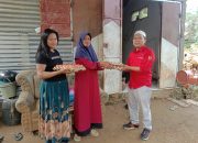 Bentuk Kepedulian, Ketua Baguna DPD PDIP Sultra Salurkan Bantuan ke Warga Terdampak Banjir