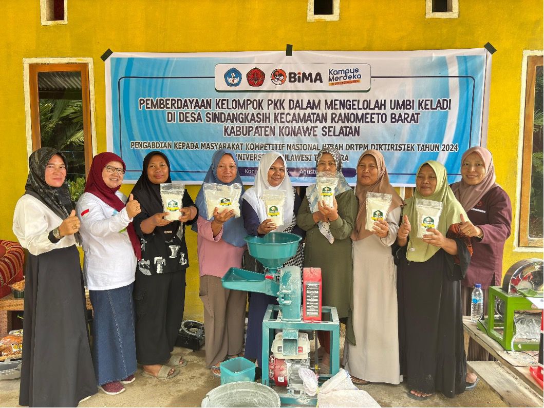 Tim PKM Unsultra foto bersama masyarakat Desa Sindangkasih usai pelaksanaan program Pengabmas di Desa tersebut.