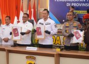 Kapolda Sultra Terima Pin Emas dan Penghargaan Atas Pengungkapan Kasus Mafia Tanah