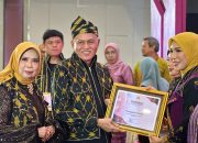 Ketua DWP DPMPTSP Sultra, Iffah Parinringi Raih Penghargaan Penampilan Terbaik di Ajang Tenun Karnaval 2024