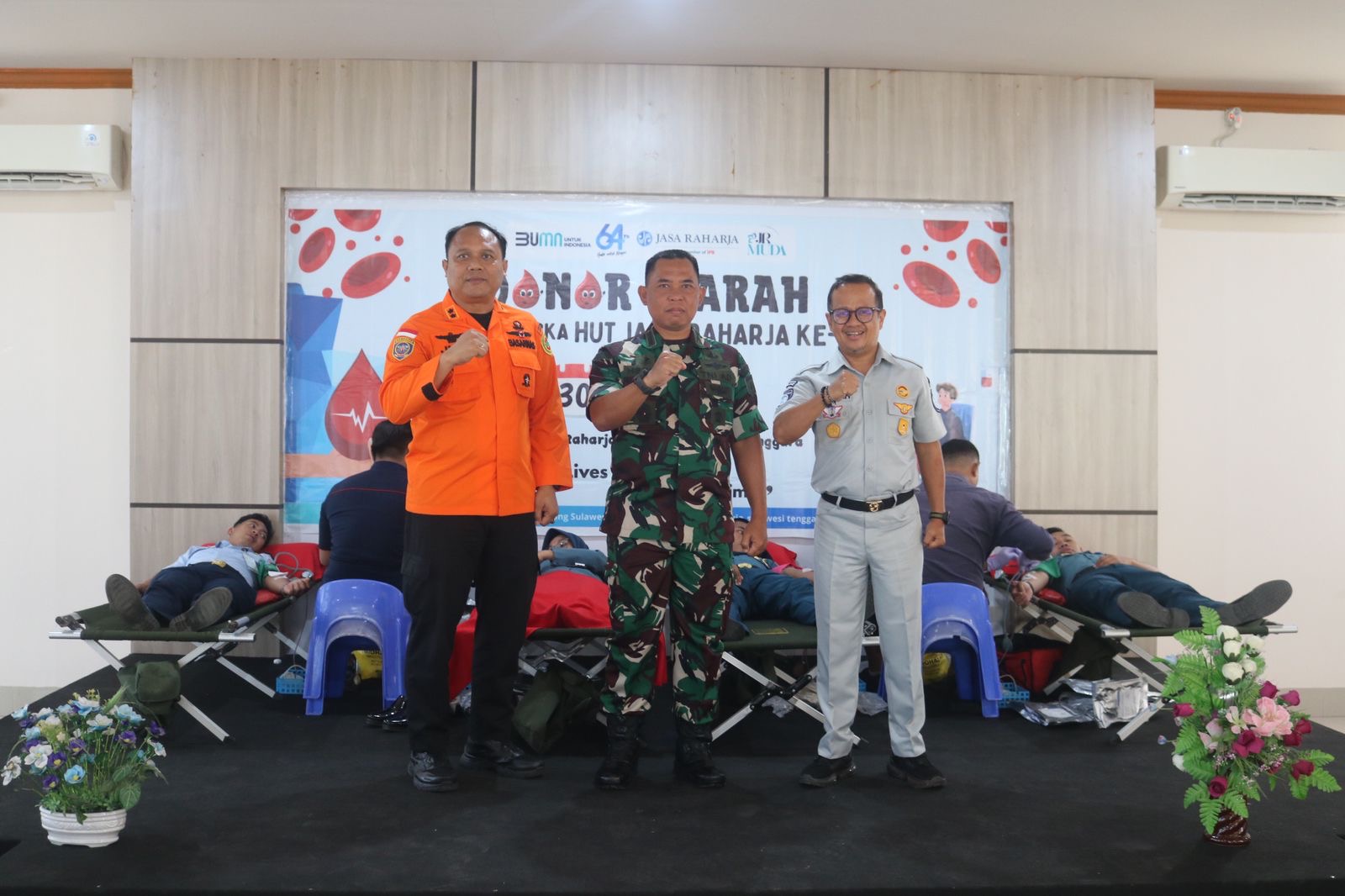 Kepala Jasa Raharja Sultra, Abdillah bersama Dandim 1417/Kendari, Kolonel Inf Herry Indriyanto foto bersama usai meninjau pelaksanaan donor darah di Kantor Jasa Raharja Sultra, Senin (30/12/2024).