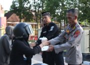 Bid Humas Polda Sultra Bagikan Takjil Gratis untuk Pengendara di Bulan Ramadan