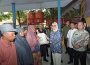 Wali Kota Kendari Salurkan Bantuan Beras 20 Kg untuk 1.086 Warga Kurang Mampu di Kadia