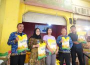 Bulog dan Pemkot Kendari Pastikan Distribusi Beras SPHP Lancar di Pasar Mandonga