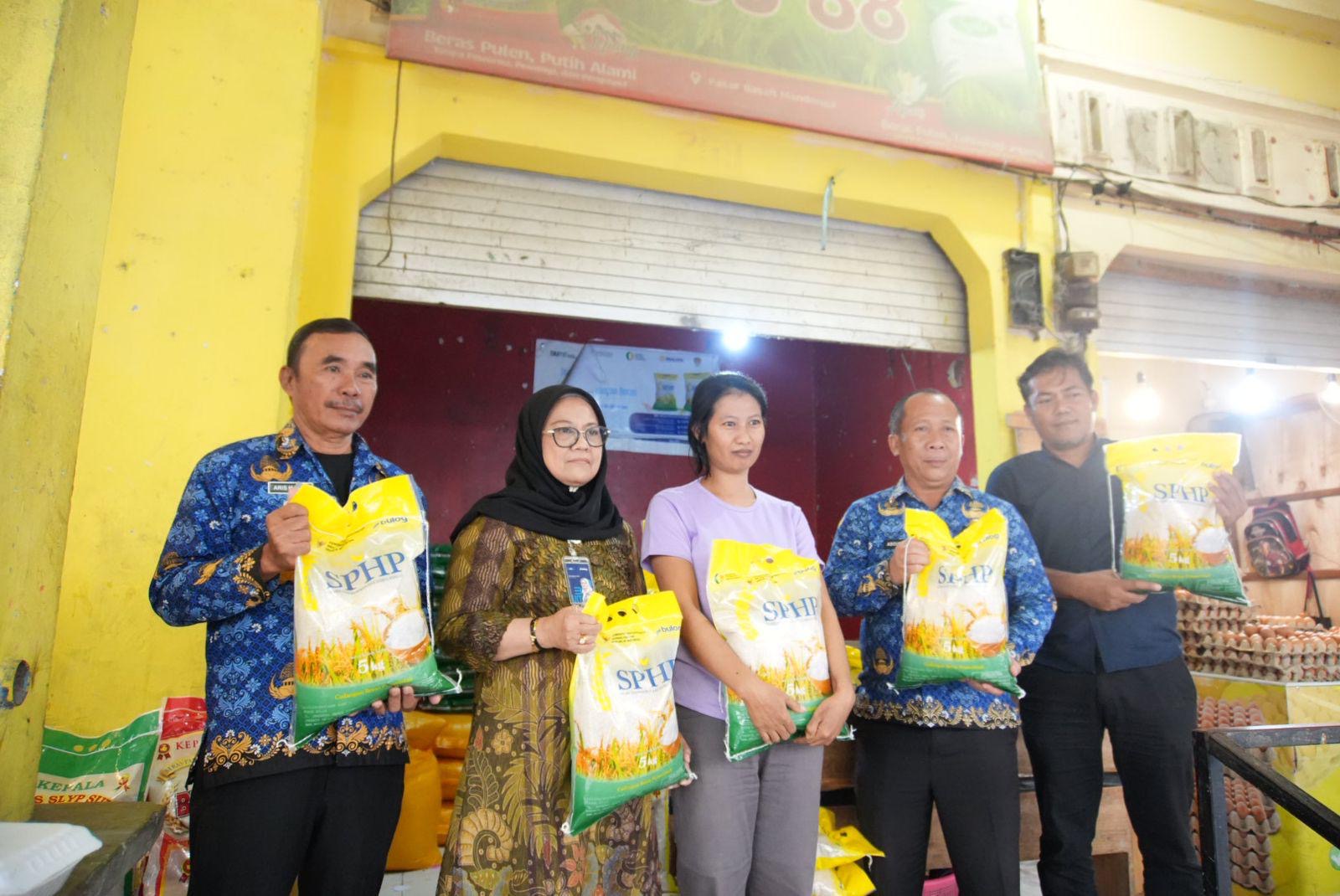 Penyaluran beras SPHP di Pasar Sentral Mandonga.