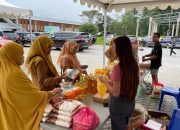 Warga Serbu Gerakan Pangan Murah Hari Ketiga di Balai Kota Kendari