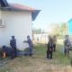 Prajurit POSAL Torobulu Lakukan Pengecetan dan Pembersihan Rumah Ibadah di Desa Torobulu Sambut HUT TNI ke 80
