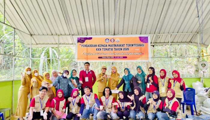 Mahasiswa KKN Tematik Ajari Warga Kambu Pembuatan Pupuk Kompos di Kebun Raya UHO