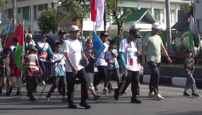 Semarak Muktamar V Wahdah Islamiyah, Ribuan Warga Kendari Padati Jalan Sehat di Kantor Wali Kota