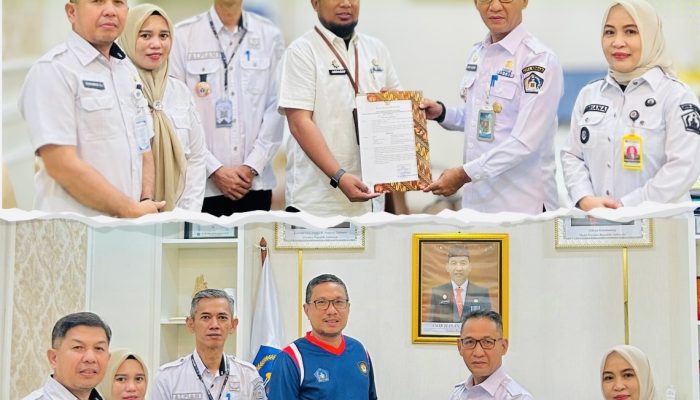 Sekda Kota Kendari Serahkan Surat Tugas Plt Kabag Protokol dan Kabid Perdagangan