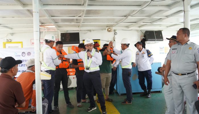Peringati Bulan Keselamatan Transportasi, Jasa Raharja Sultra Bersama KSOP Kendari dan ASDP Edukasi Penumpang KMP Bahteramas